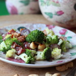 Salát ze syrové brokolice se slaninou, kešu oříšky a hroznovým vínem ideální k BBQ.	