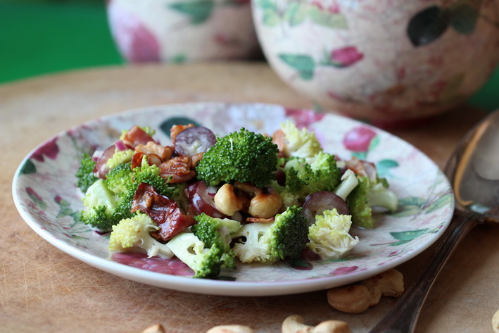 Salát ze syrové brokolice se slaninou, kešu oříšky a hroznovým vínem ideální k BBQ.