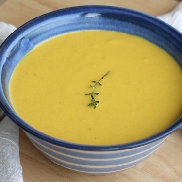 Polévka ze žlutých paprik a piniových oříšků