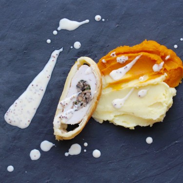 Kuřecí prsa v listovém těstě plněná houbami s hořčičnou omáčkou podle Jamieho Olivera