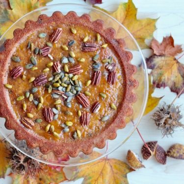 Podzimní jablkový dortík s pekany, pistáciemi a dýňovými semínky