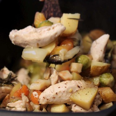 Pečená kořenová zelenina a brambory s kuřecím masem na rozmarýnu