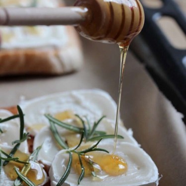 Toasty s kozím sýrem, medem a rozmarýnem