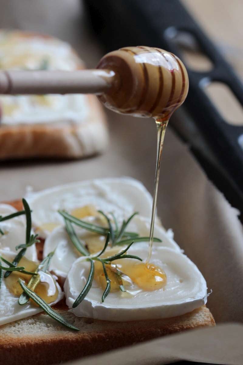 Toasty s kozím sýrem, medem a rozmarýnem