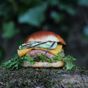 Letní burger v domácí briošce s avokádem