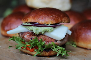 Letní burger v domácí briošce s avokádem - detail