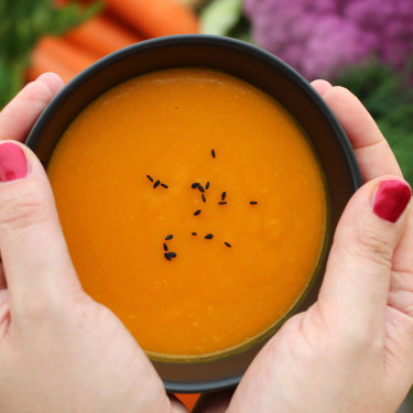 Jemná dýňová polévka s kokosovým mlékem a kukuřicí.