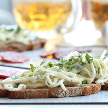 Celerová remuláda s bylinkami.